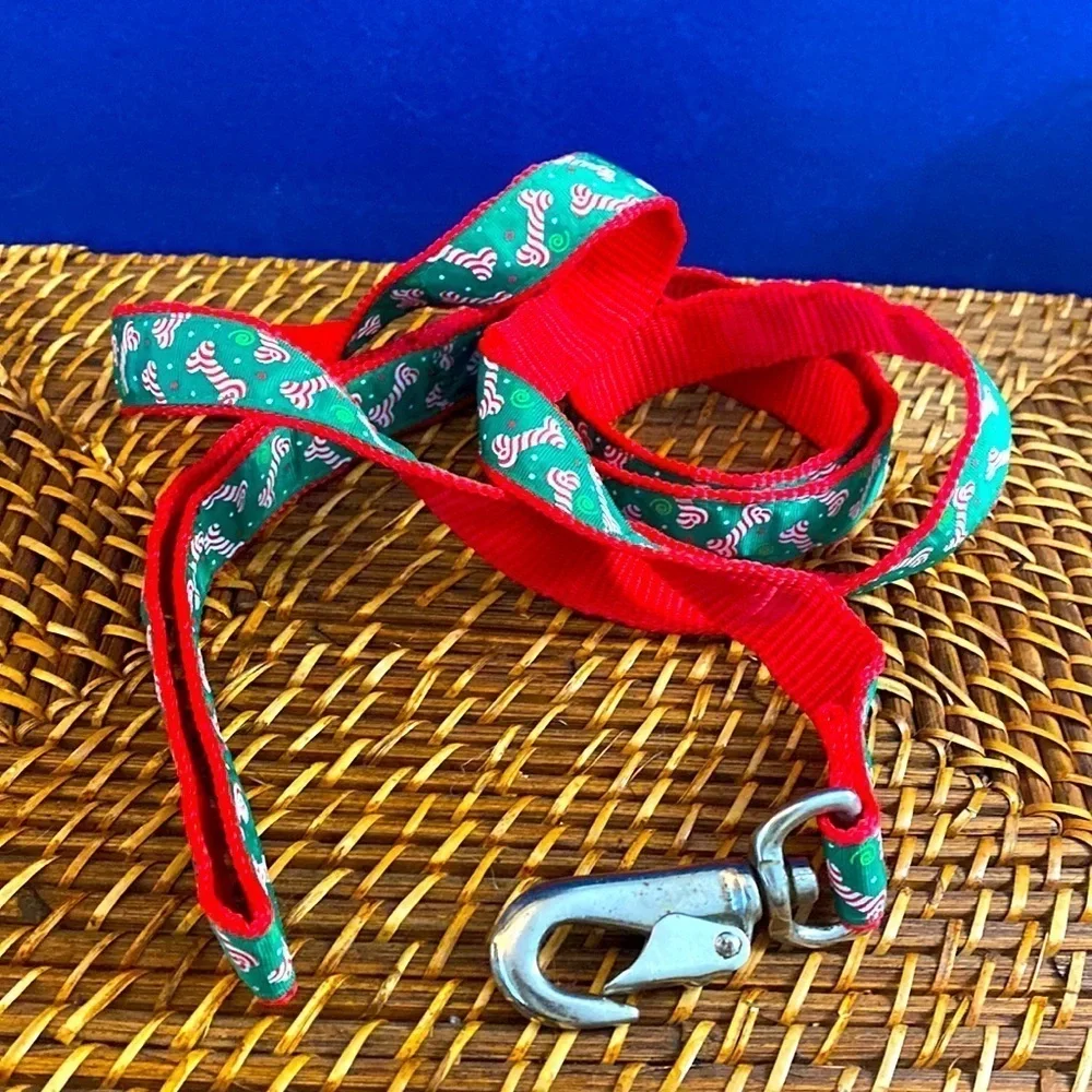 6 Foot Green and Red Candy Cane Striped Dog Bones Animal Leash